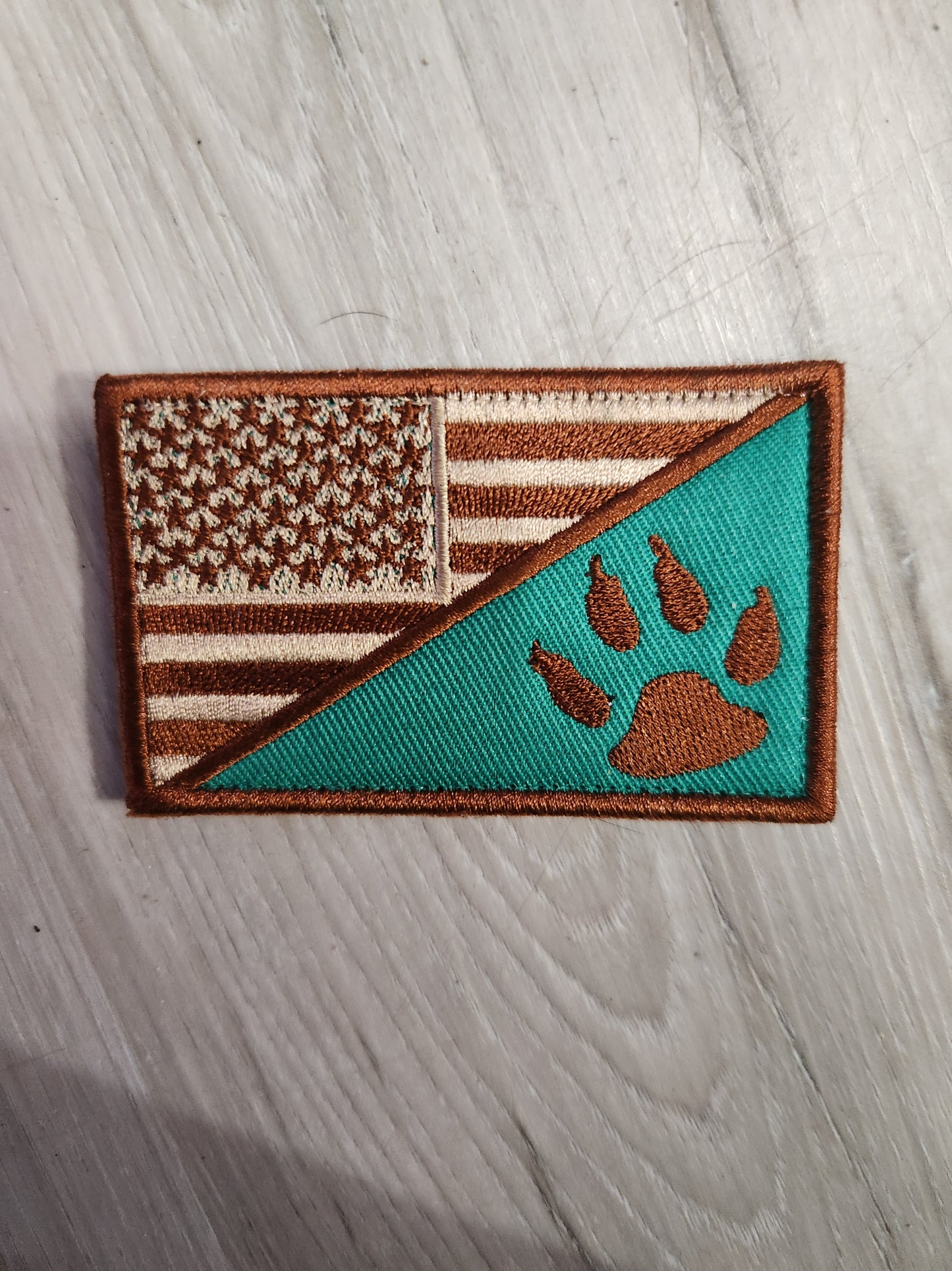Flag/paw
