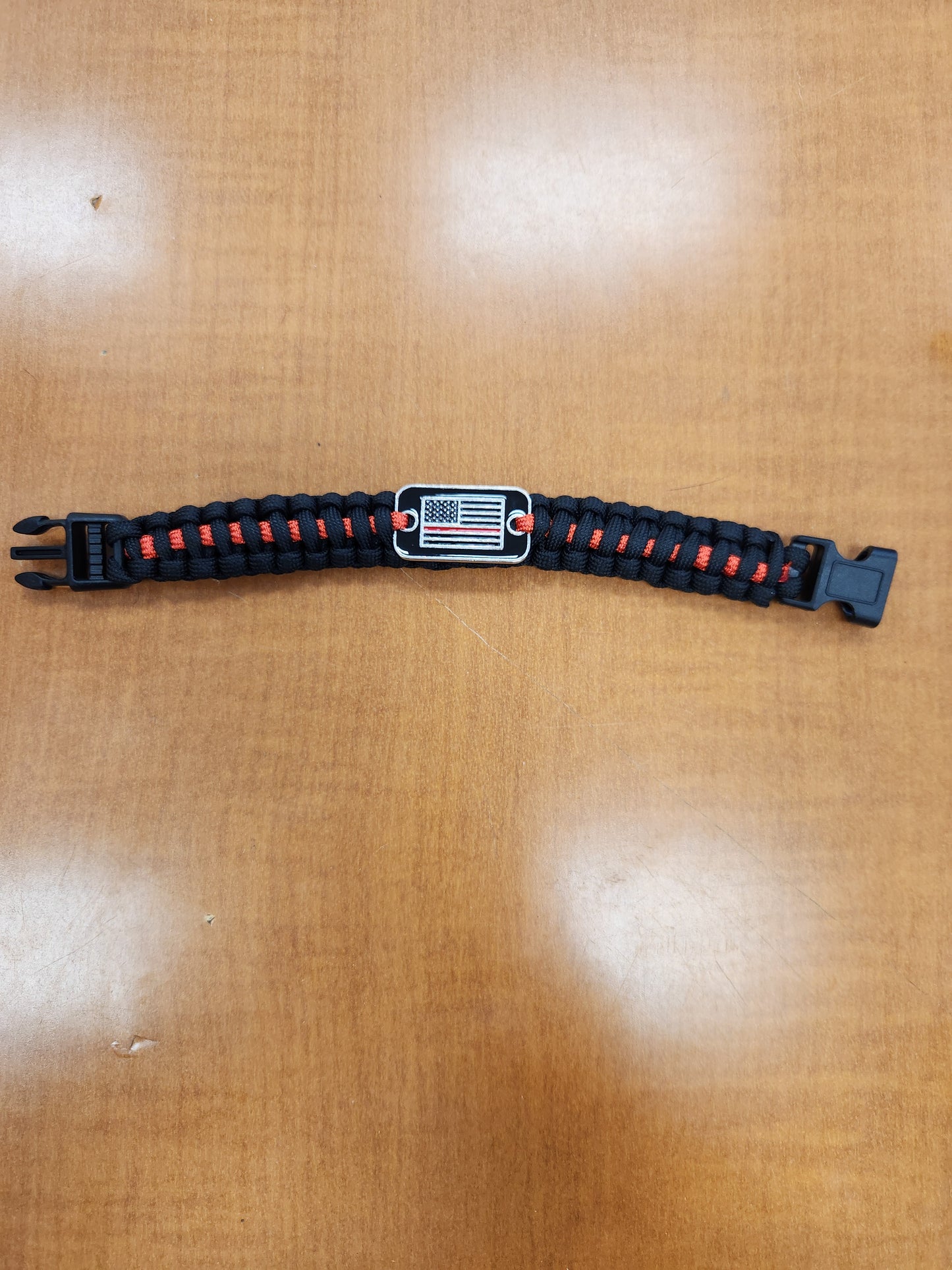 Paracord bracelet with flag