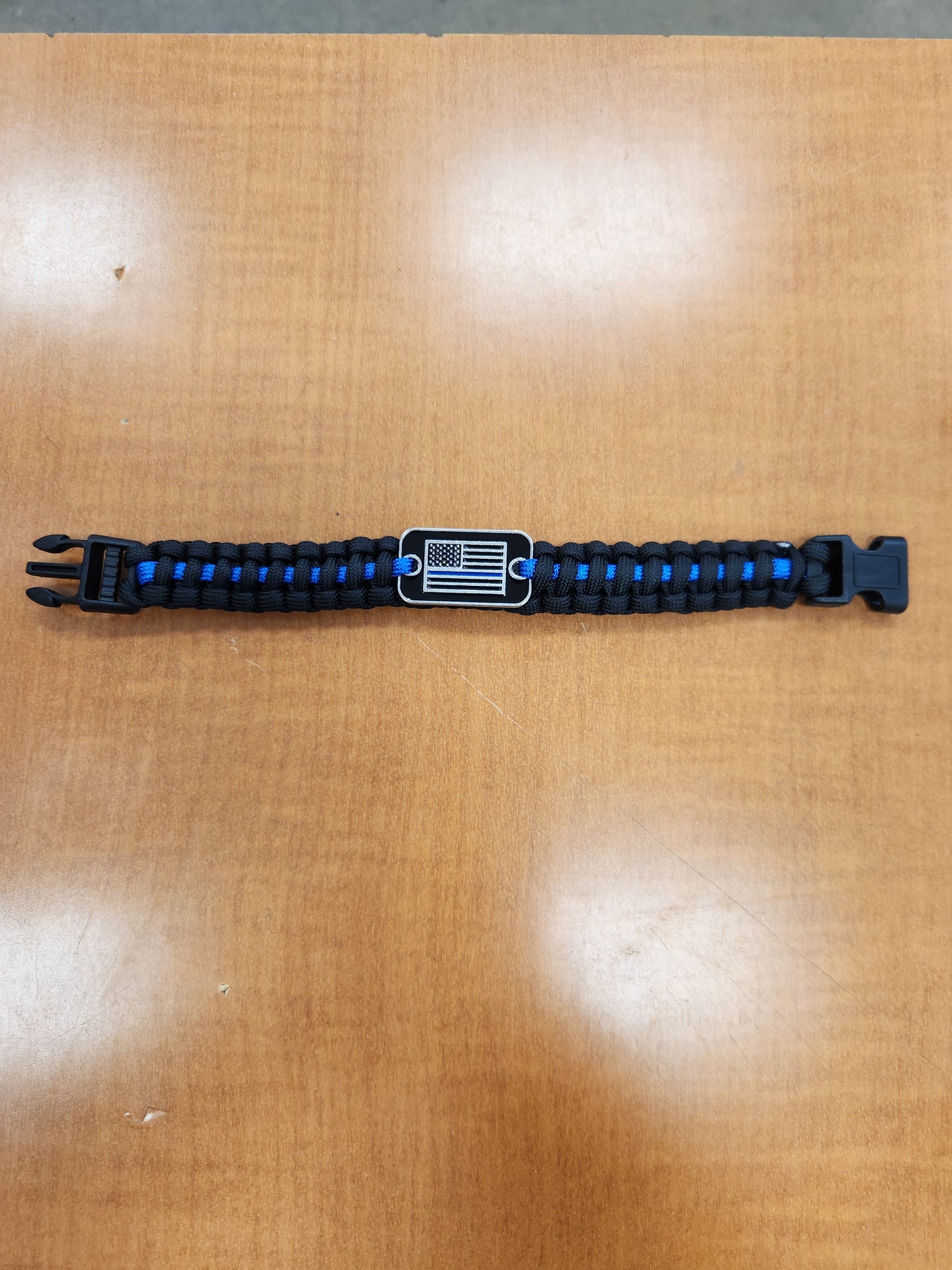 Paracord bracelet with flag