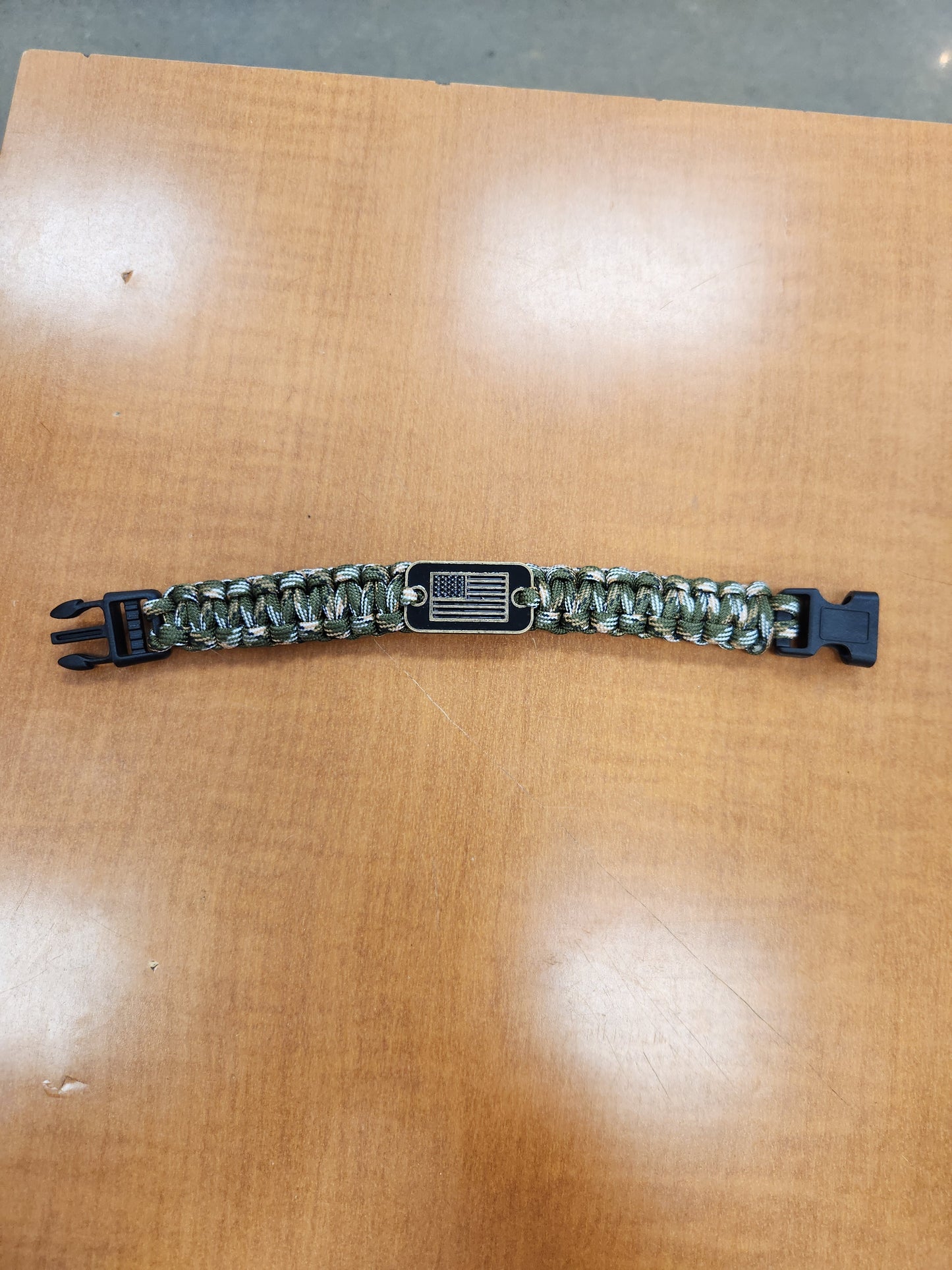 Paracord bracelet with flag