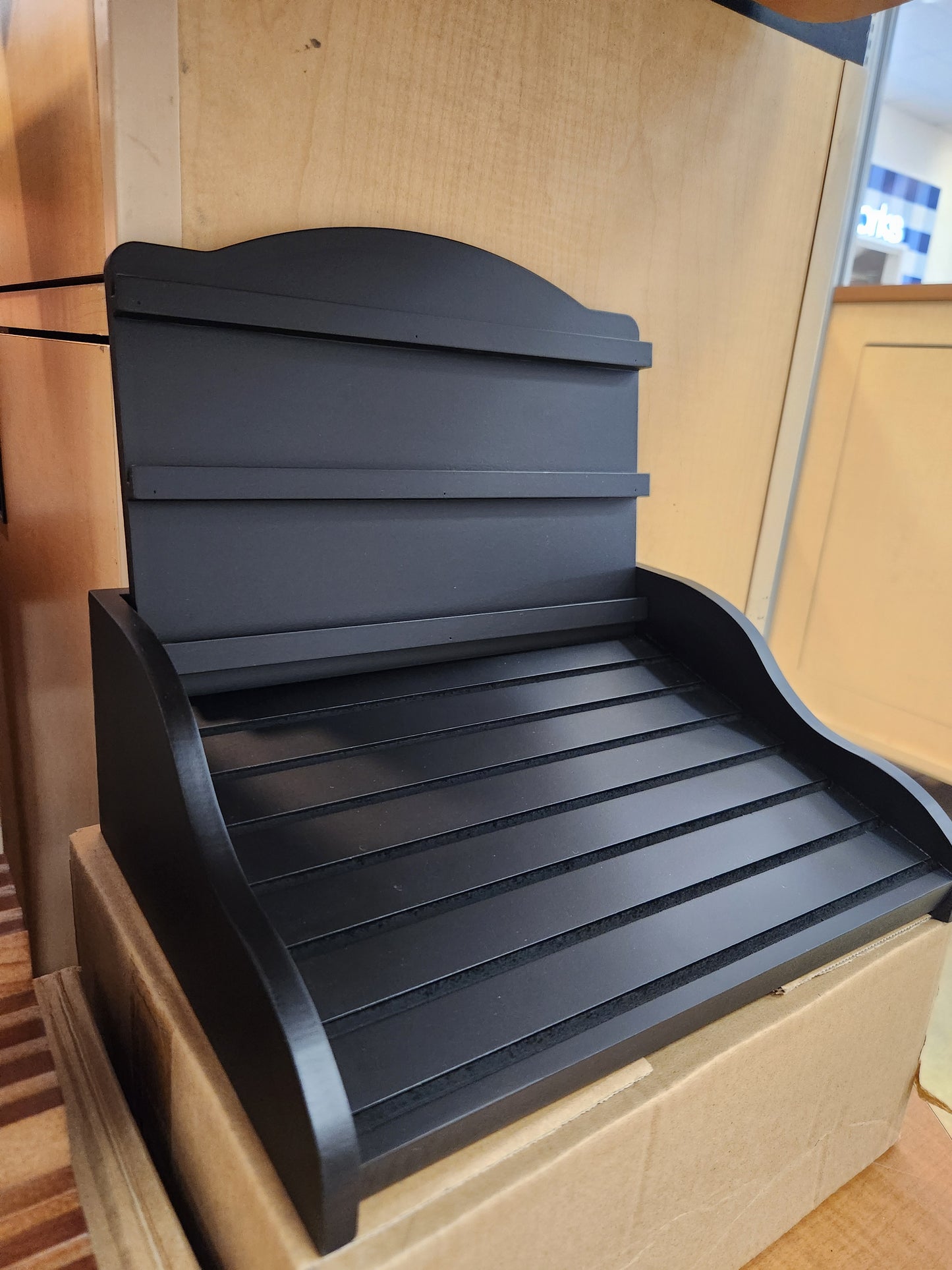 Inclined coin display